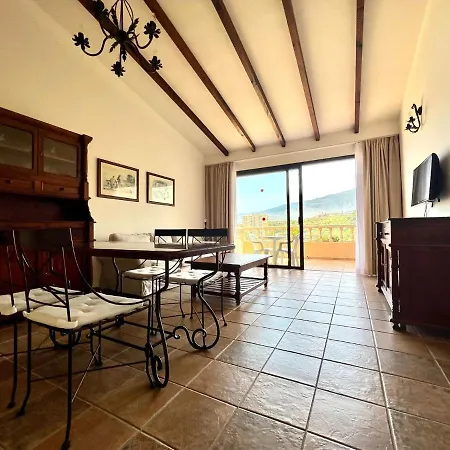 Stunning Views Beside The Beach, Aptartment With Pool דירה